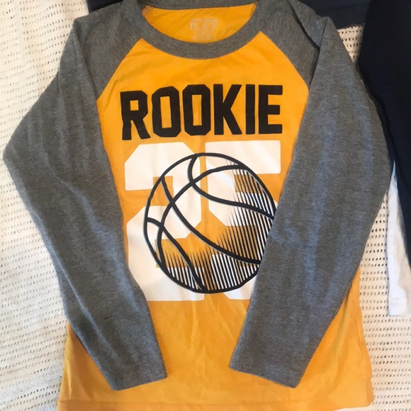 BUNDLE!!•BUNDLE!!•BUNDLE!!• 4 Shirts with 2 Jeans - Picture 2 of 7